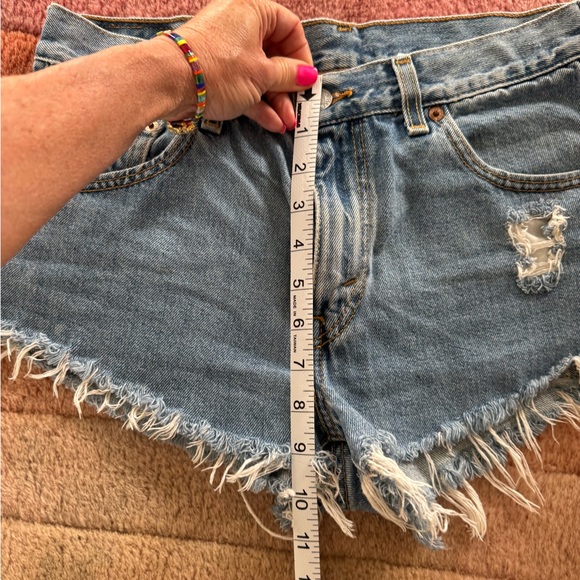 Levi’s Denim Frayed Hem Women's Shorts - Picture 6 of 7